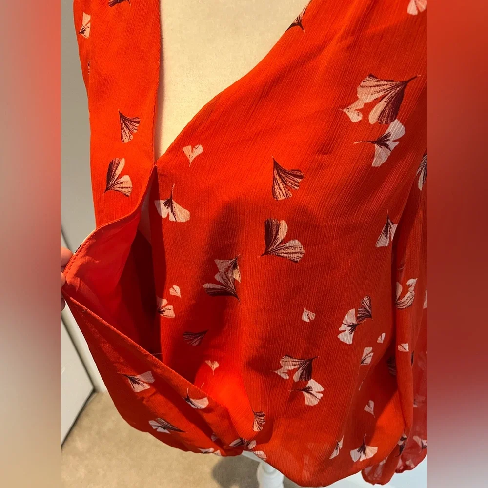 BANANA‎ REPUBLIC shirt size Small red floral wrap longsleeve
